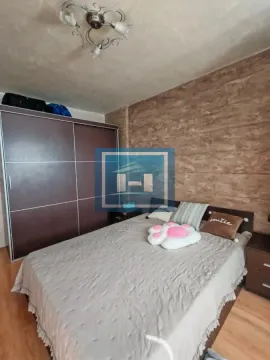 Nameštena spavaća soba sa bračnim krevetom i velikim plakarom. - image 7