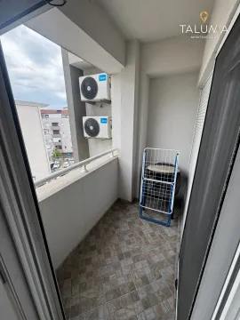 Manji natkriveni balkon sa spoljnim jedinicama klima uređaja i stalkom za sušenje veša. - image 5