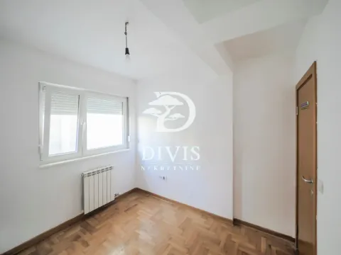 Empty room with white walls, parquet flooring and a window. - image 8