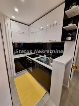 Moderna kuhinja sa belim elementima i ugradnim uređajima. - image 6