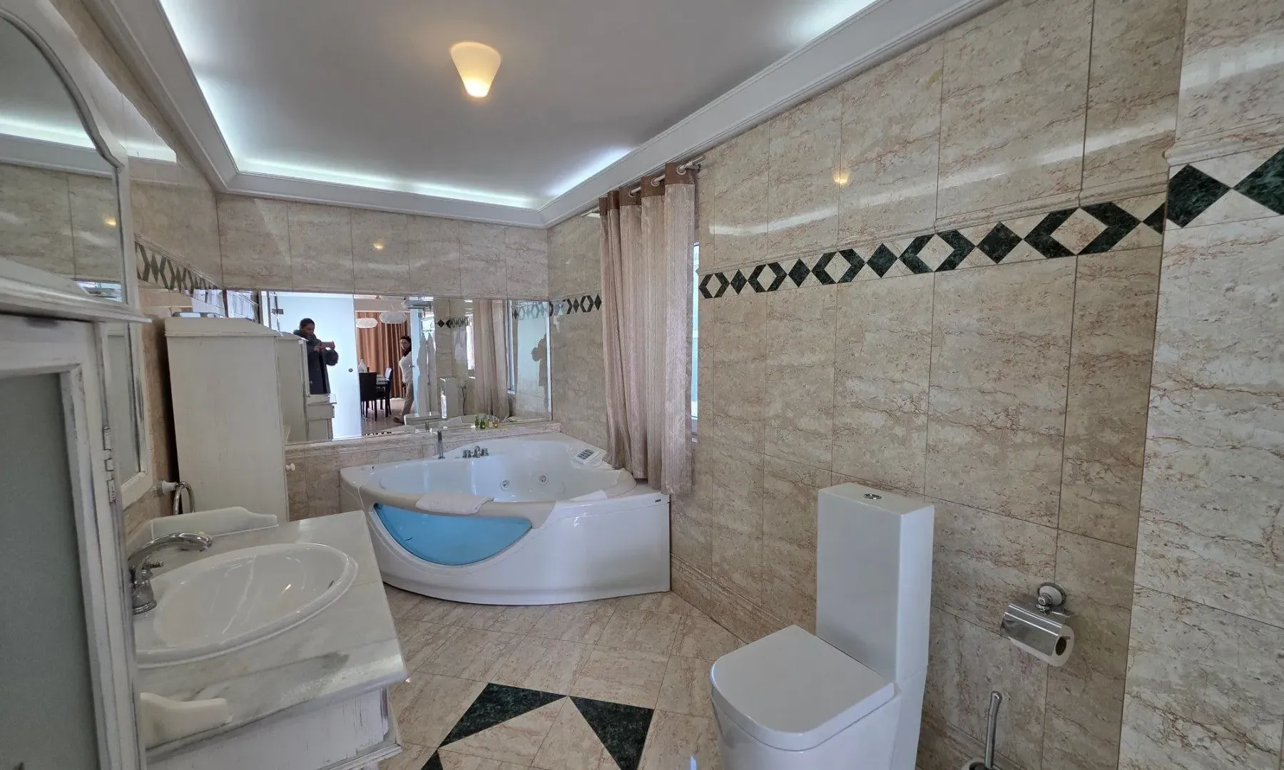 Prodaja, ugostiteljski objekat, 1200m², Sveti Stefan, Budva