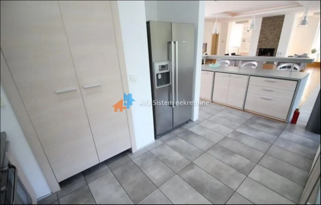 Izdavanje, četvorosoban stan, 250m², Savski Venac, Beograd