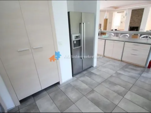 Izdavanje, četvorosoban stan, 250m², Savski Venac, Beograd - image 14