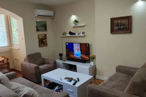 Dnevna soba sa garniturom, stočićem i televizorom. - image 2