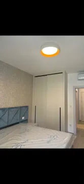 Namještena spavaća soba sa bračnim krevetom i ugradnim ormarom. - image 7