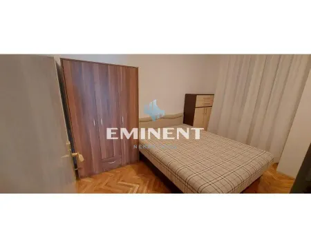 Nameštena spavaća soba sa bračnim krevetom i drvenim ormanom. - image 4