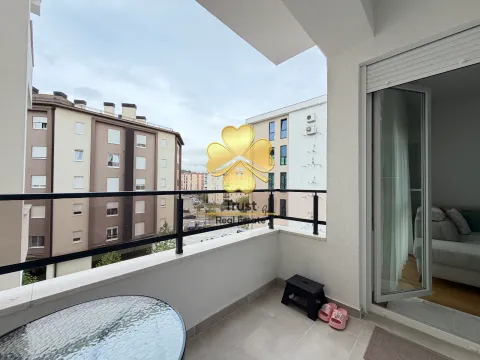 Manji namješteni balkon sa pogledom na okolne zgrade. - image 7