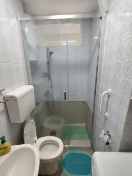 Manje kupatilo sa tuš kabinom, WC šoljom i umivaonikom. - image 15
