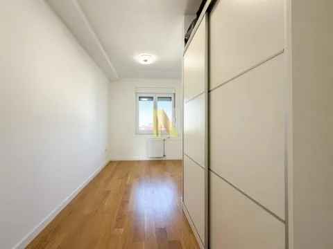 Manja soba sa parketom i ugradnim garderoberom. - image 10