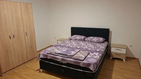Spavaća soba sa bračnim krevetom, garderoberom i noćnim stočićem. - image 3