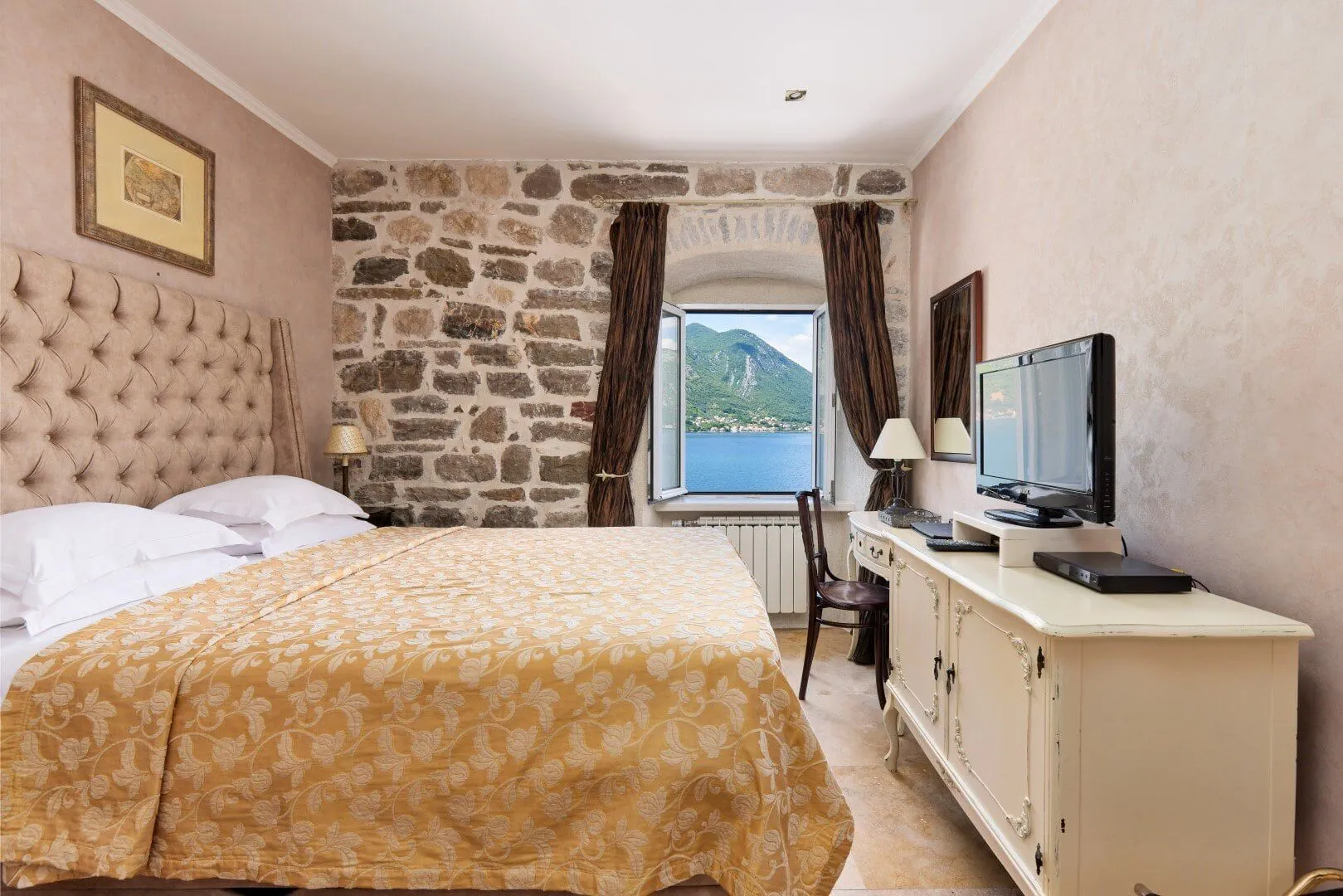 Rent, house, 2117m², Kotor, Crna Gora