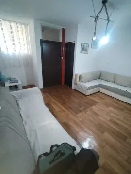 Living room with a sofa set and laminate flooring. - image 7