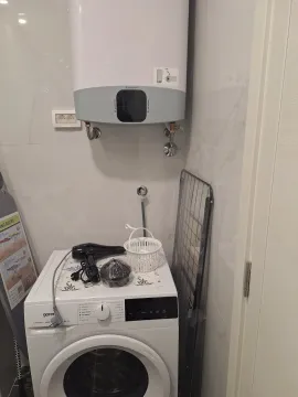 Dio kupatila sa veš mašinom i bojlerom. - image 13
