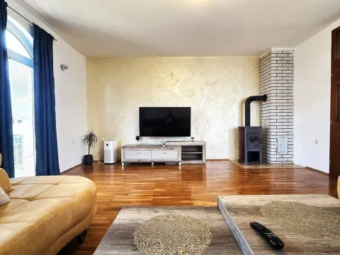 Rent, house, 180m², Tološi, Podgorica - image 4