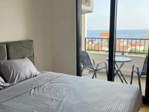 Izdavanje, dvosoban stan, 71m², Bečići, Budva