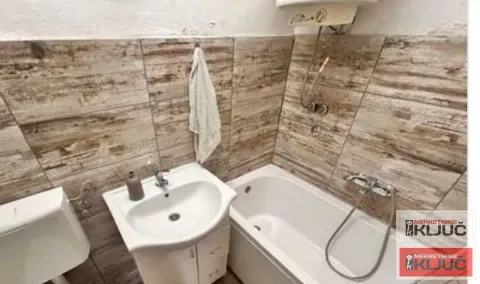 Manje kupatilo sa kadom, umivaonikom i wc šoljom. - image 5