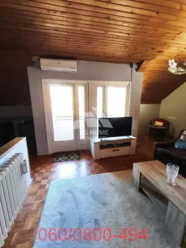 Dnevna soba sa drvenim krovom i izlazom na terasu. - image 9