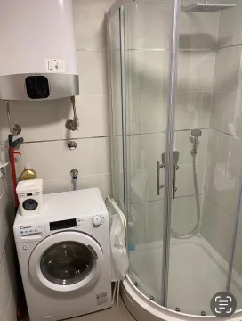 Manje kupatilo sa tuš kabinom, bojlerom i veš mašinom. - image 8