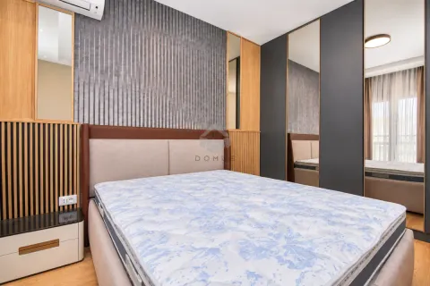 Moderna spavaća soba sa bračnim krevetom, ugradnim plakarima i dekorativnim zidnim panelima. - image 2
