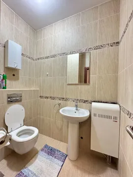 Manje kupatilo sa keramičkim pločicama, umivaonikom i wc šoljom. - image 12