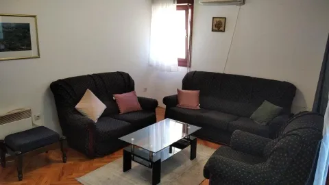 Dnevni boravak sa garniturom za sjedenje i stočićem. - image 21