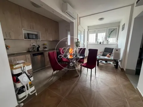 Prodaja, dvosoban stan, 72m², Zemun Gornji Grad, Zemun Sve Podlokacije - image 1