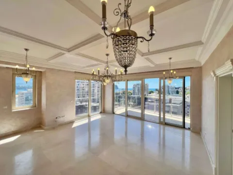 Prodaja, trosoban stan, 640m², Centar, Budva