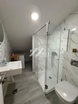 Moderno kupatilo sa tuš kabinom, umivaonikom i wc šoljom. - image 8