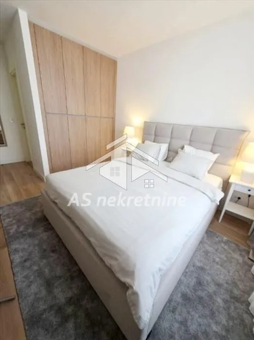 Izdavanje, trosoban stan, 86m², Savski Venac, Beograd