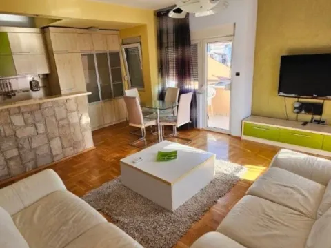 Izdavanje, dvosoban stan, 68m², Stari Aerodrom, Podgorica