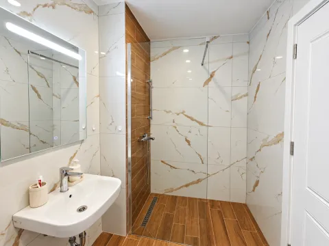 Moderno opremljeno kupatilo sa umivaonikom i tuš kabinom. - image 6