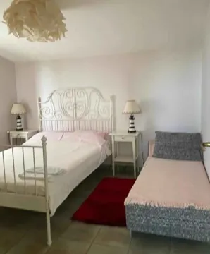 Spavaća soba sa bračnim krevetom, jednim dodatnim krevetom i noćnim stočićima. - image 6