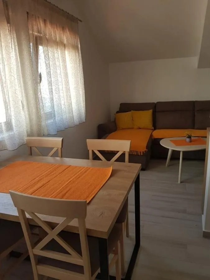 Izdavanje, dvosoban stan, 46m², Centar, Tivat