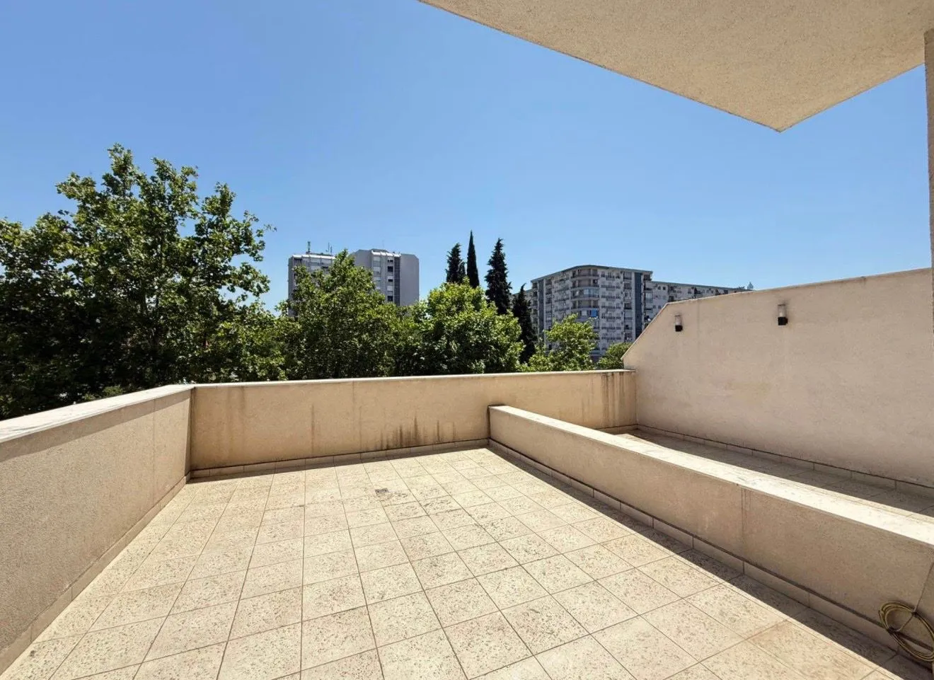 Izdavanje, dvosoban stan, 68m², Pobrežje, Podgorica