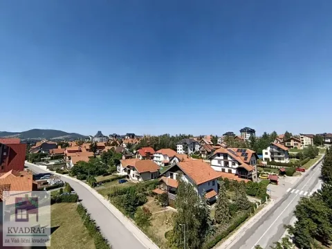 Pogled iz vazduha na naselje i okolne planine. - image 9