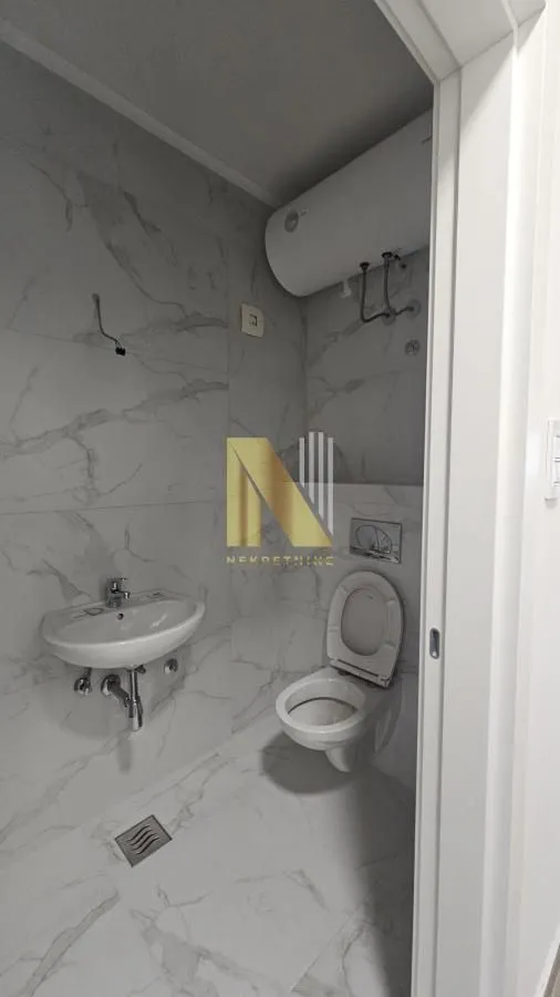 View of a modern equipped bathroom with sanitary ware and ceramic tiles.