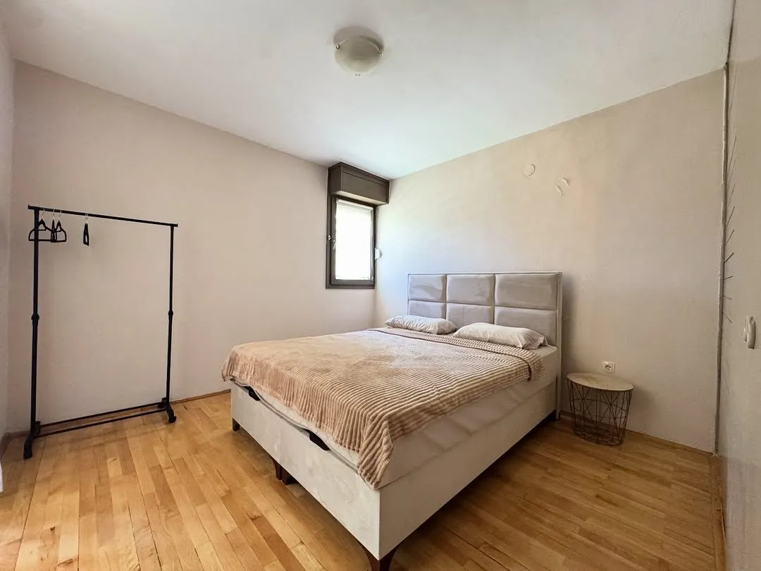 Izdavanje, dvosoban stan, 80m², Blok 5, Podgorica