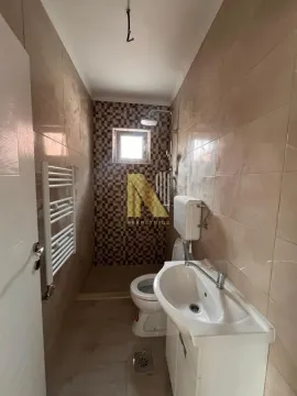 Manje kupatilo obloženo keramičkim pločicama sa umivaonikom i wc šoljom. - image 18