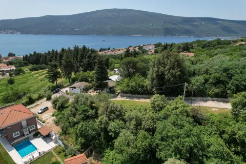 Pogled iz vazduha na imanje sa kućom, bazenom i zelenilom u blizini mora. - image 9