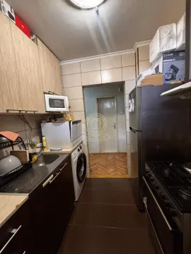 Manja kuhinja sa elementima u drvenom dezenu i belom tehnikom. - image 8