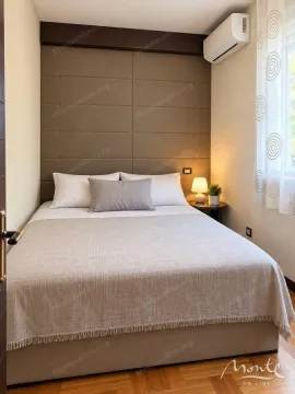 Manja spavaća soba sa bračnim krevetom i tapaciranim uzglavljem. - image 3