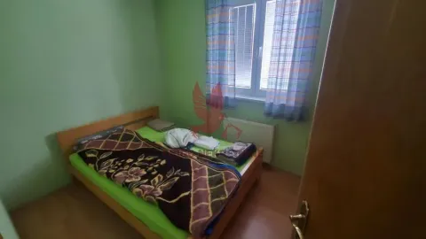 Manja spavaća soba sa bračnim krevetom i prozorom. - image 13