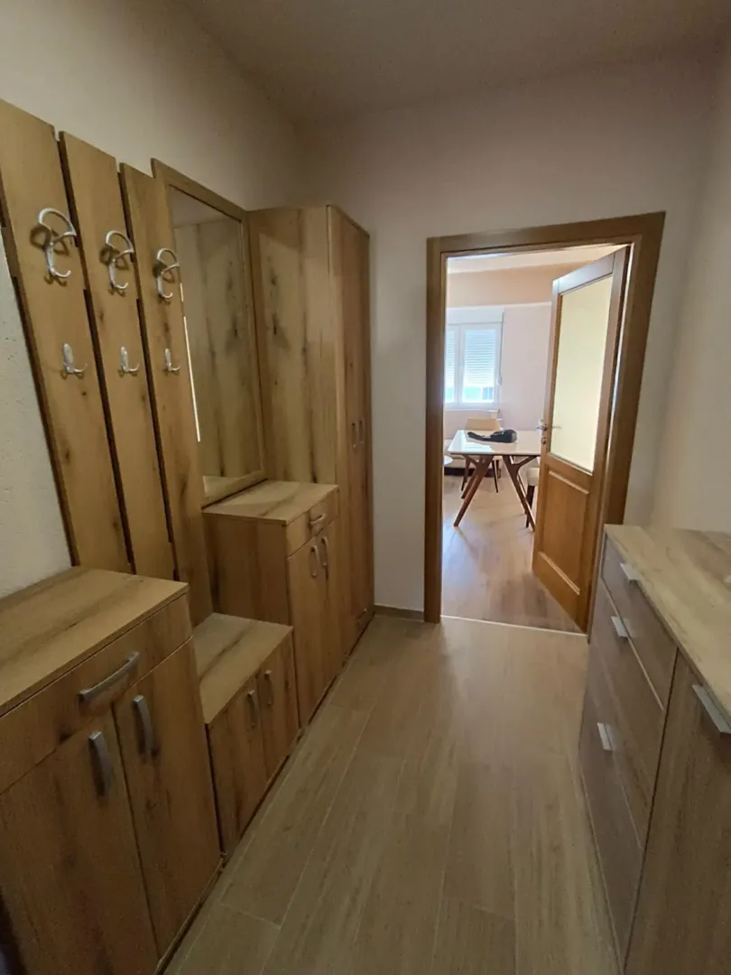Izdavanje, dvosoban stan, 70m², Centar, Tivat