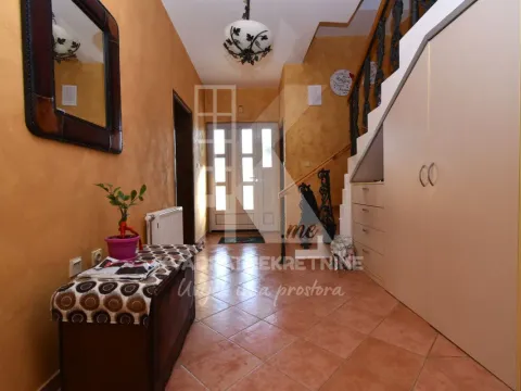 Izdavanje, kuća, 500m², Tološi, Podgorica - image 12