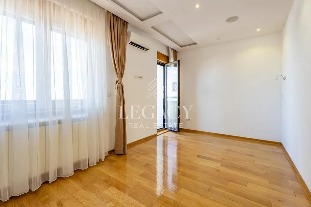 Prodaja, četvorosoban stan, 140m², Šumice, Beograd