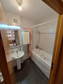 Manje kupatilo opremljeno kadom, umivaonikom i visećim elementom. - image 7