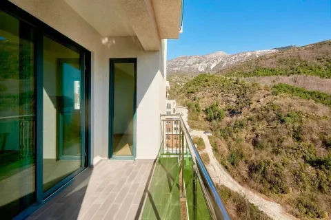 Moderan balkon sa pogledom na planine i šumu. - image 8