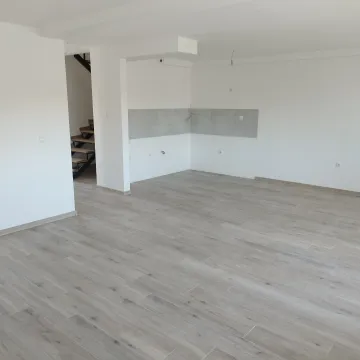 Prazna prostorija u izgradnji sa svetlim podovima i stepeništem. - image 18