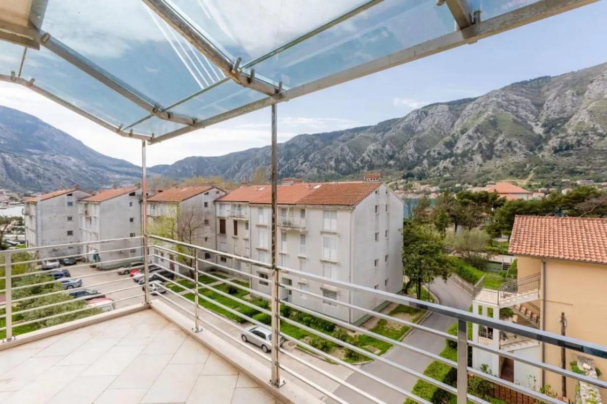 Rent, two bedroom apartment, 120m², Kotor, Crna Gora