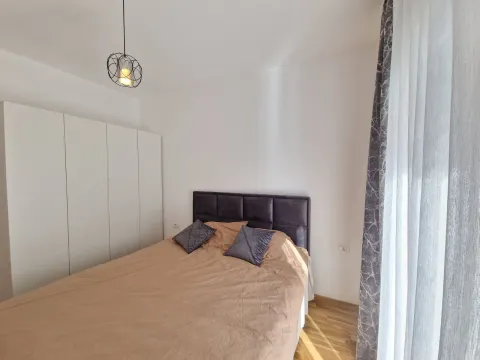 Namještena spavaća soba sa bračnim krevetom i ugradnim ormarom. - image 7